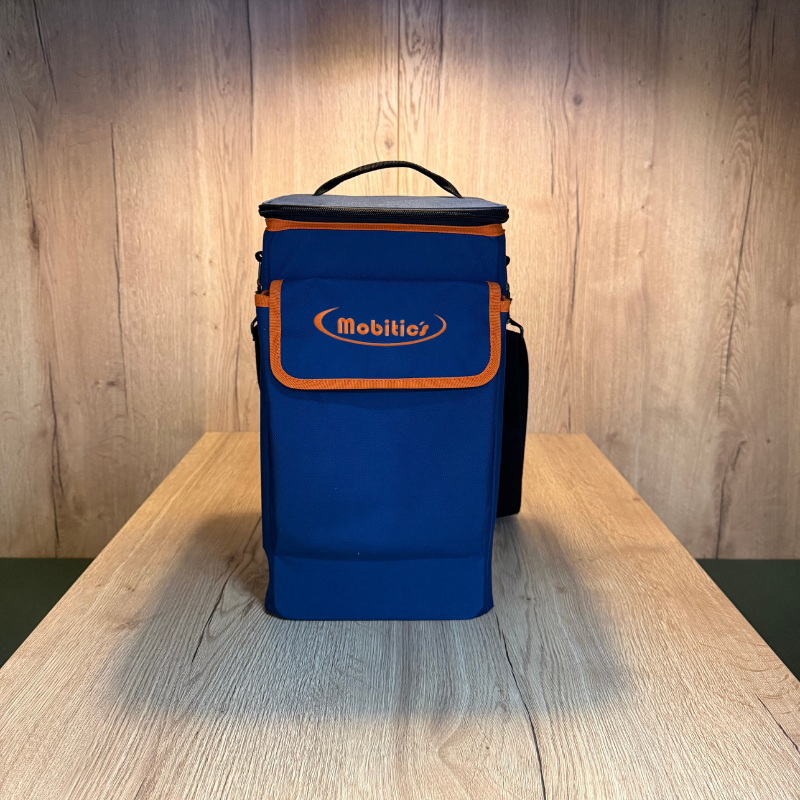 Photo du Mobibag Mini, une valise compacte bleue avec des finitions orange, conçue pour le transport et la recharge de tablettes.