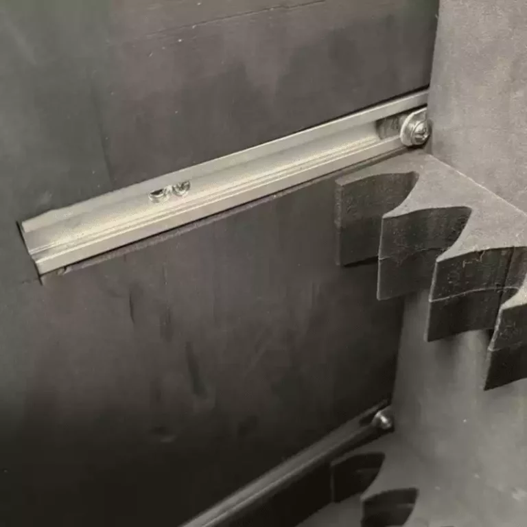 TIP 16 NEW HUB_Detail 3 - Focus Rainure d'ajustement de l'espace de stockage